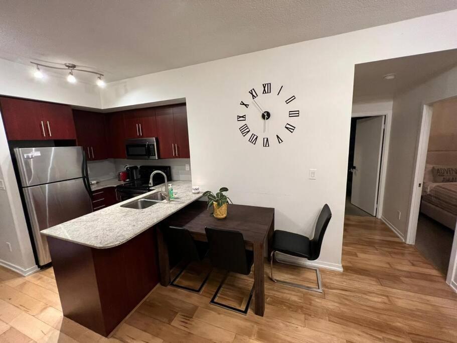 Prestigious 2-Bdrm Condo - Across From Scotiabank Arena Toronto Extérieur photo