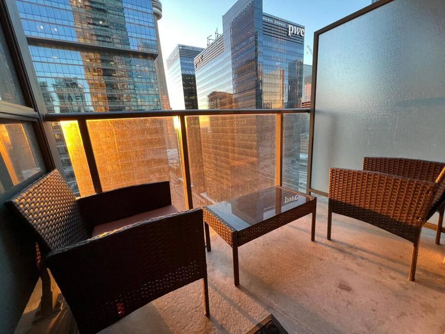 Prestigious 2-Bdrm Condo - Across From Scotiabank Arena Toronto Extérieur photo