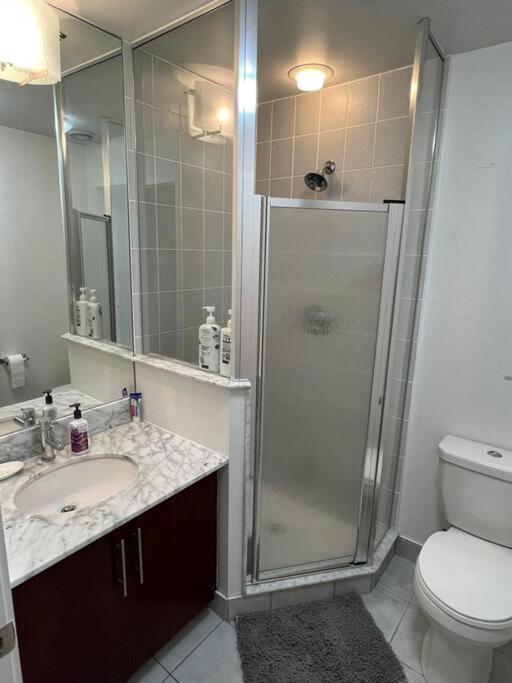 Prestigious 2-Bdrm Condo - Across From Scotiabank Arena Toronto Extérieur photo