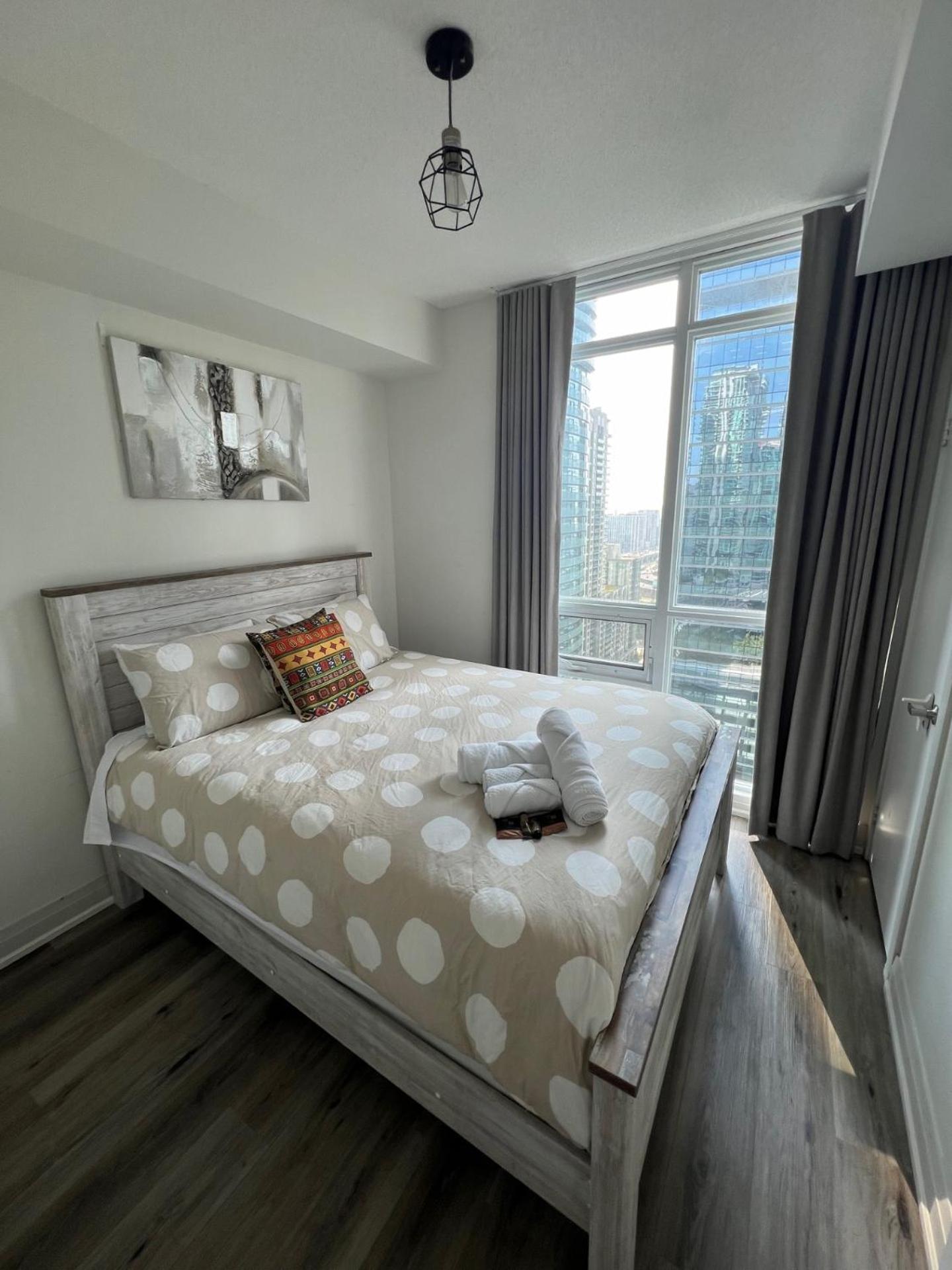 Prestigious 2-Bdrm Condo - Across From Scotiabank Arena Toronto Extérieur photo