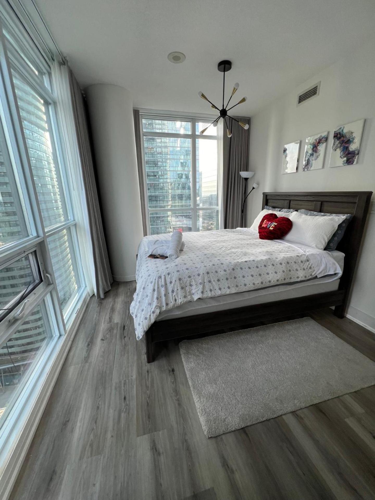 Prestigious 2-Bdrm Condo - Across From Scotiabank Arena Toronto Extérieur photo
